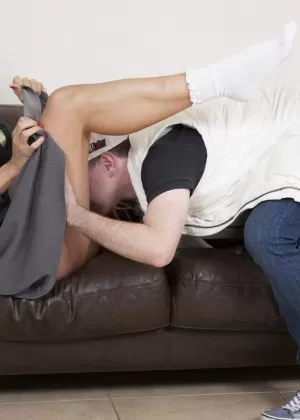 Студентка-брюнетка Алекса Томас была застигнута своим парнем за траханьем с другим парнем