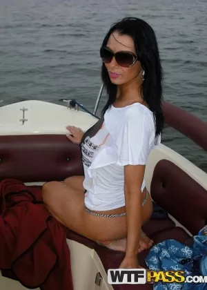 Любительская цыпочка делает жесткий анал на футоне в позе раком