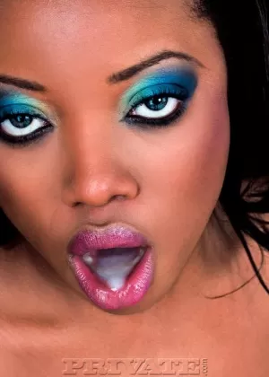 Альтернативные рокеры Спарки Син Клэр Акира Рейн участвуют в хардкорной групповухе втроем