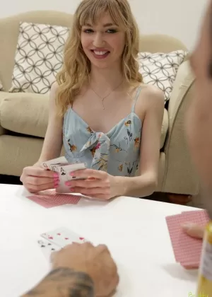 Блондинка-прядильщица Маккензи Мосс скачет на члене своего сводного брата после проигрыша в карты