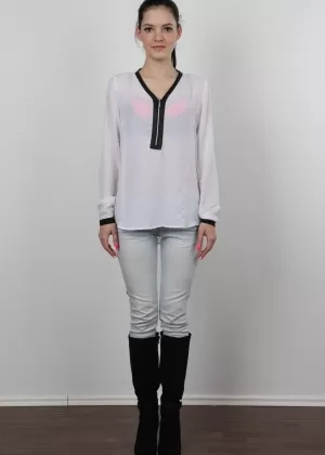 Симпатичная молоденькая Анета снимает джинсы, чтобы позировать обнаженной для съемок на кастинге