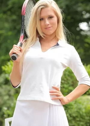 Натуральная блондинка Мишель Мойст снимает теннисный костюм, чтобы позировать обнаженной во внутреннем дворике