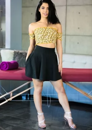 Красивая латиноамериканка Джина Валентина получает тугой трах в киску от старательной массажистки