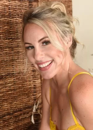 Более 30-летняя блондинка Банни Си снимает лифчик и обрезки, чтобы раздеться самой