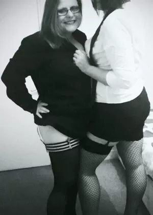 Татуированная девушка Бритва Кэнди щеголяет крашеными волосами с анальной пробкой в жопе