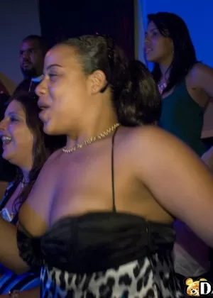 Соблазнительные цыпочки демонстрируют свои навыки сосания члена на вечеринке над ними