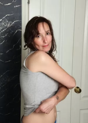 Женщина средних лет Селеста Карпентер раздевается перед принятием ванны с пеной