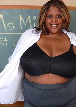 Mature ebony Minxx demonstrates her tight vagina and big boobs