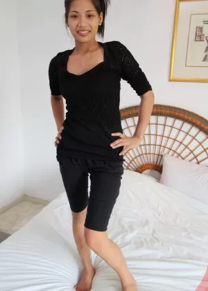 Филиппинская милфа раздевается перед тем, как дрочить и трахать фаранга