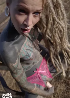 Скользкая милфа возбуждается и дразнит свою волосатую пизду на кухне