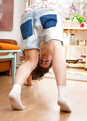 Любительская модель Горячая мамаша снимает свои трусики, показывая свою розовую киску