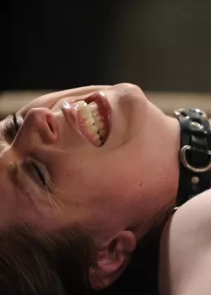 Длинноногая брюнетка Николь Вайс борется со связанными запястьями и лодыжками