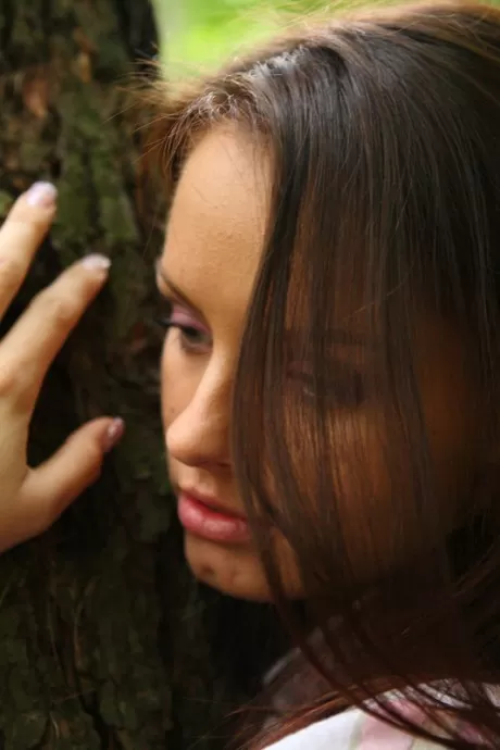 Красивая молодая девушка Глория полностью раздевается во время сольного дейст 7