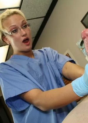 Непослушная медсестра дрочит член пациента в латексных перчатках и очках