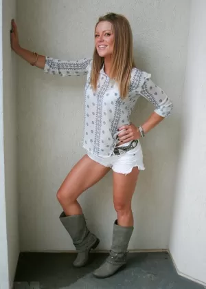 Возбужденная красотка с крошечными сиськами Натали Фон сосет и трахается с двумя огромными членами