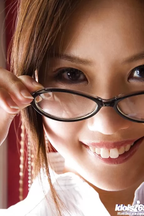 Лисья азиатская красотка Харука Ягами снимает свой костюм и прозрачное нижнее белье