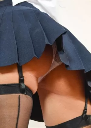 Любительская девушка стягивает свои стринги под юбкой во время действия SFW