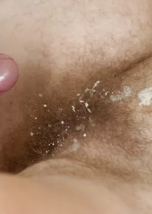 Блондинка пума Ольга сверкает своей волосатой раной для внимания молодого члена