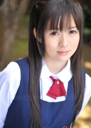 Японская студентка Эри Хошикава выставляет напоказ свою подстриженную муфту на парте в классе