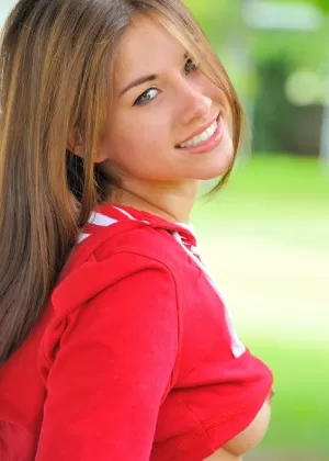 Захватывающая дух красотка Шайла снимает свои крошечные джинсовые шорты на открытом воздухе и мастурбирует