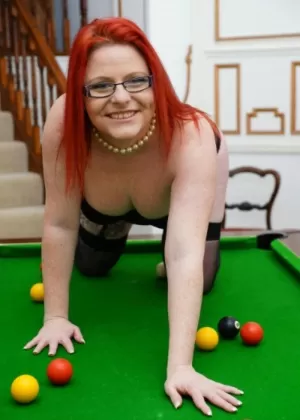 Большая сиськастая блондинка порнозвезда Алура Дженсон трахается с бурундуком во время минета