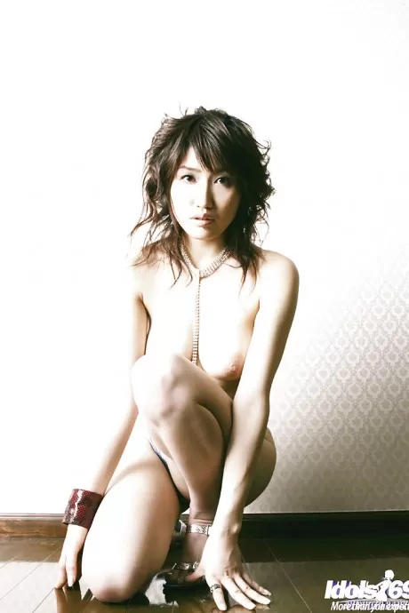 Сладкая азиатская студентка Наюка Миней демонстрирует свое пышное тело