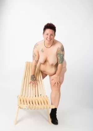 Толстая любительница татуировок сама раздевается до туфель и носков