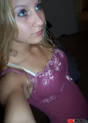 Симпатичный подросток делает много фотографий себя в разных нарядах