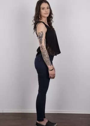 Молоденькая блондинка Алекс Грей соблазнила грудастую маму Бретт Росси на лесбийский секс