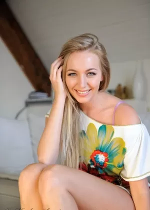 Новичок Хейли Мари Коппин позволяет соску соскользнуть во время сольного действия