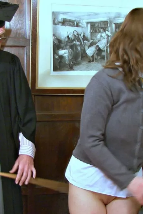 Школьница получает порку палками от старого директора