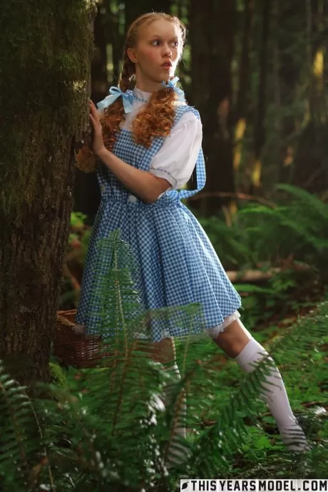 Очаровательная рыжеволосая молоденькая Долли Литтл раздевается догола в белых носк