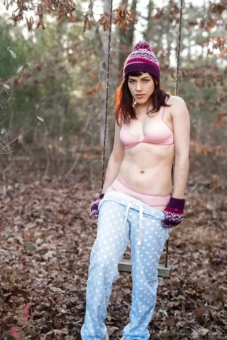 Длинноногая соло-девушка Ингрид Рот позирует обнаженной в лесу в токе  4