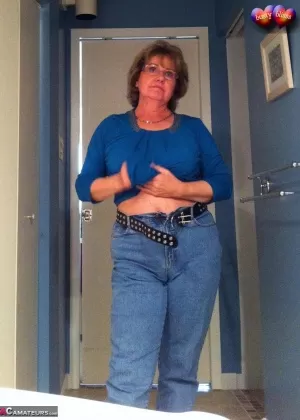 Пожилая любительская грудастая Блисс обнажает свои натуральные сиськи во время раздевания догола