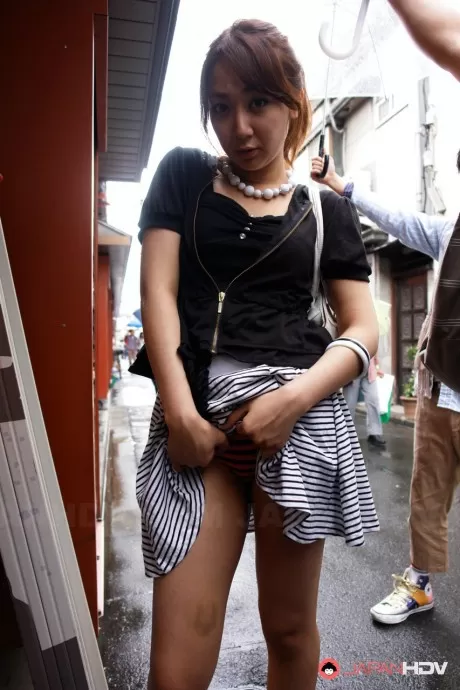 Симпатичная японская цыпочка Ре Аканиши показывает некоторые ножки и декольте на публике
