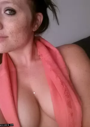 Селфи любительских веснушек, показывающих горячие подростковые сиськи и прозрачные трусики крупным планом 90577792