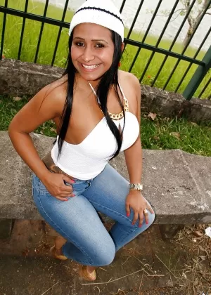 Латиноамериканка средних лет откупоривает свои забавные сумки и большие ареолы