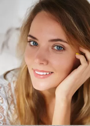 Длинноногая подросток с голубыми глазами Манго А демонстрирует свою бритую киску в обнаженном виде