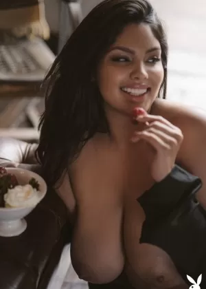 Сольная модель Джоселин Корона обнажает свои большие сиськи во время съемок в Playboy