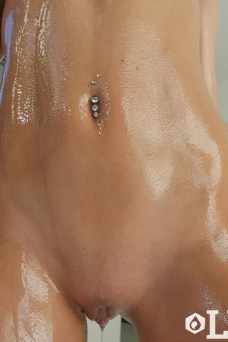 Молодая девушка-одиночка Сидни Коул смазывает свое горячее тело маслом, когда раздевается