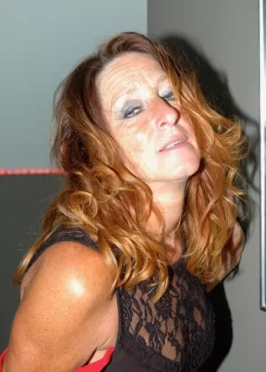 Милфа в очках Мэдисон Янг лижет свои сексуальные ступни, раздвигая длинные ноги