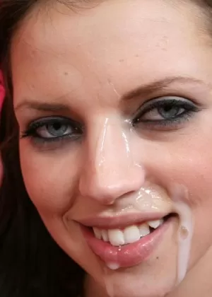 Молоденькая красотка Мисси Стоун делает минет и трахается в свою пизду