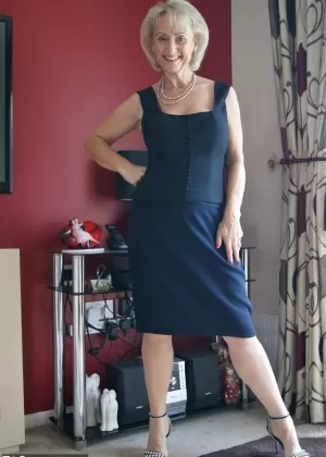 Горячая зрелая сладкоежка сбрасывает сексуальное платье, чтобы выставить напоказ большие отвисшие сиськи и мастурбировать