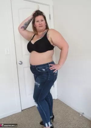 Девушка-любительница Петра твердо держит свое лицо, когда раздевается, чтобы предстать голой