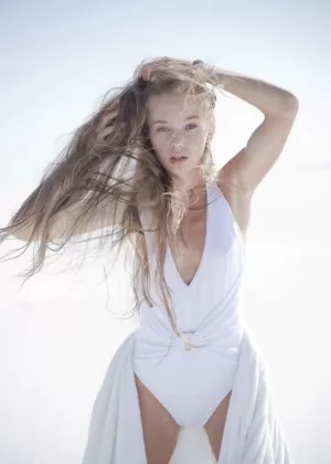 Стройная белая девушка с тугой попкой демонстрирует свои мясные занавески на скамье подсудимых