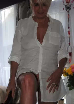 Горячая пожилая женщина Даймонти щеголяет в юбке без трусиков во время уборки пылесосом