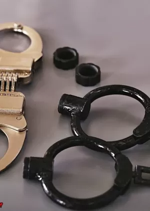 Горячая блондинка Долли Голден получает сперму на свою ногу после секса в клетке