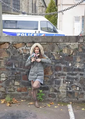 Милфа-блондинка Джессика Мур обнажает большую попу и анус порнозвезды