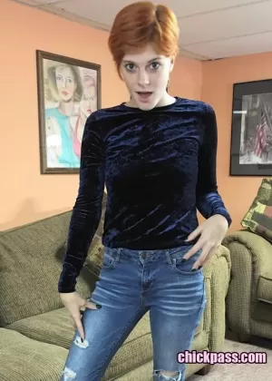 Коротко стриженная рыжая Ава Литтл мастурбирует секс игрушкой на диване