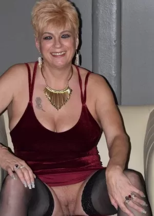 Худенькая молоденькая Сибил А показывает свою съедобную киску в сексуальных чулках и носках для рук